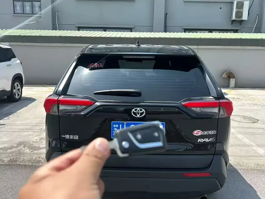 Toyota RAV4 2023 из CN, фото 7