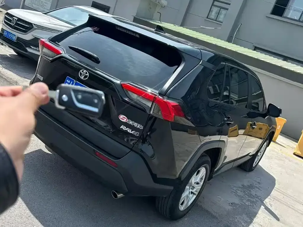 Toyota RAV4 2023 из CN, фото 9
