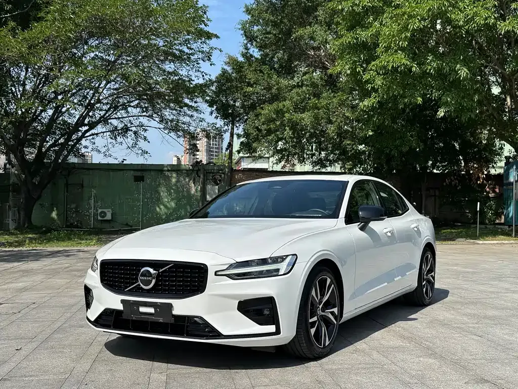 Volvo S60 — фото 1