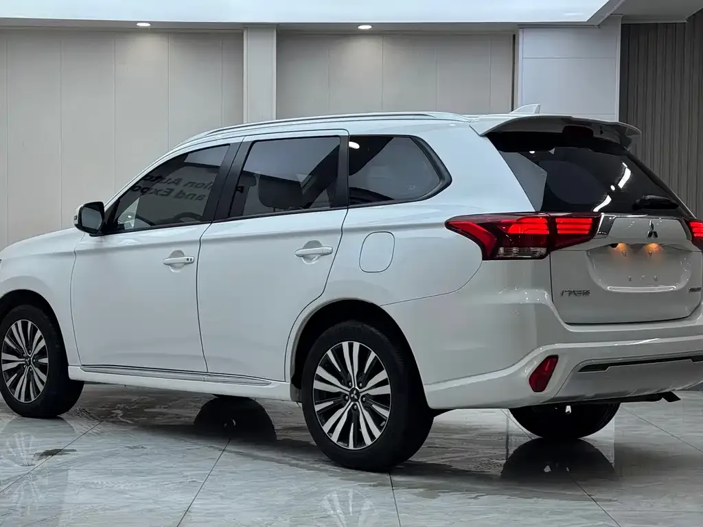Mitsubishi Outlander — фото 9