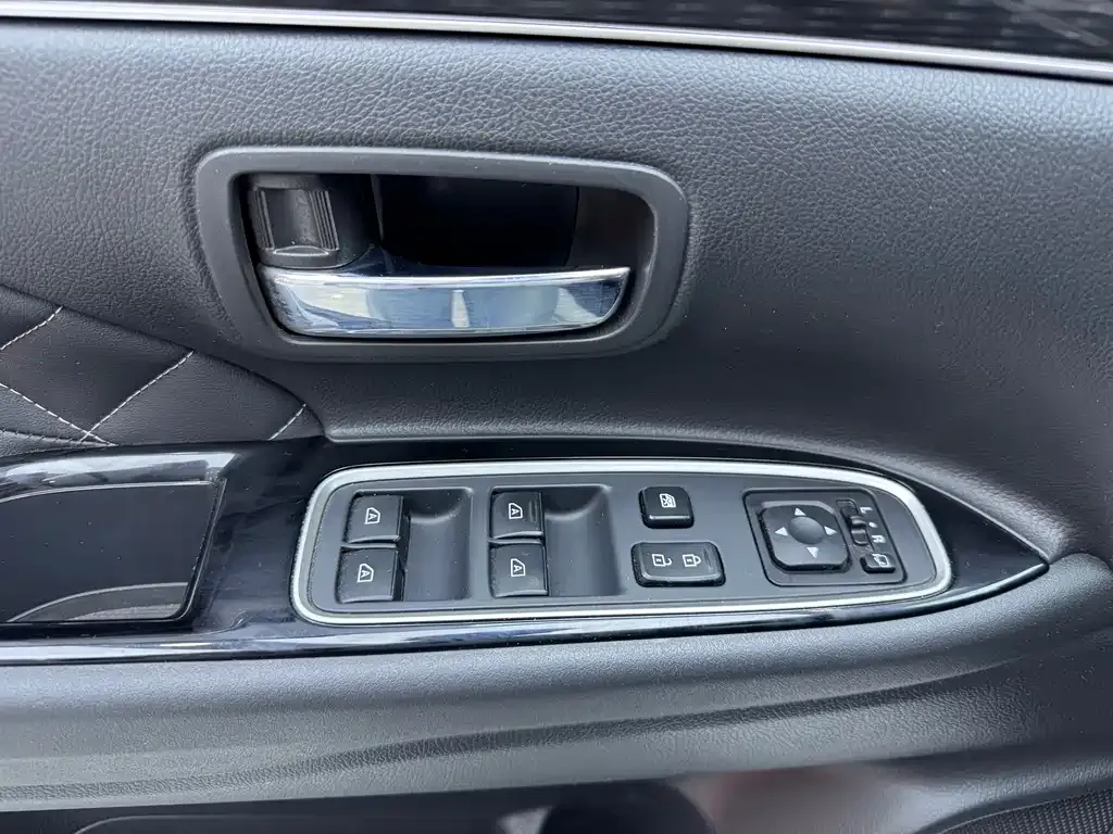 Mitsubishi Outlander — фото 2
