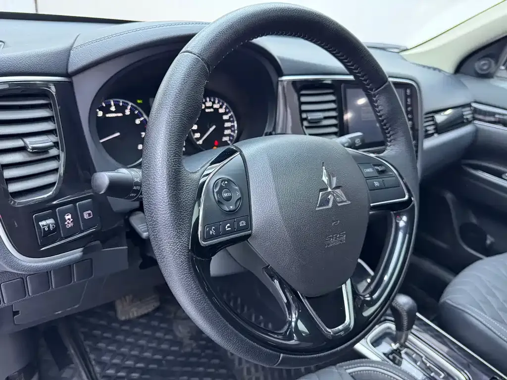 Mitsubishi Outlander — фото 8