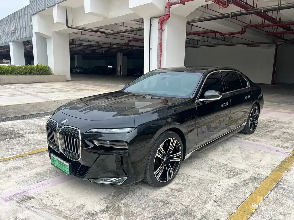 BMW i7