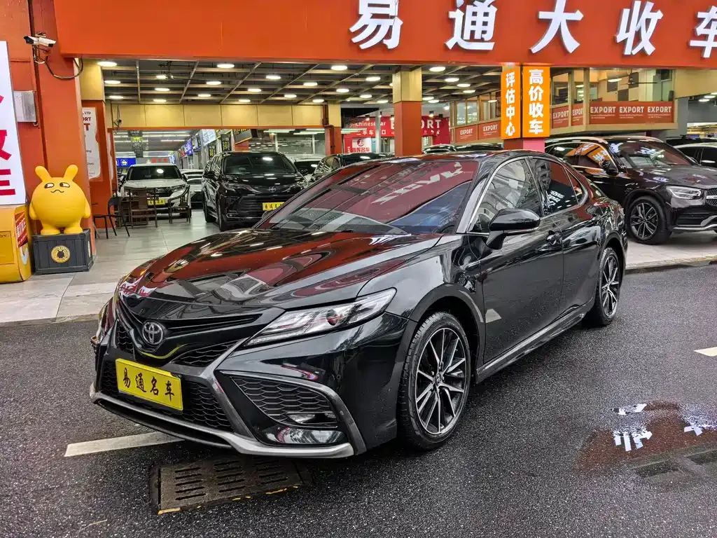 Toyota Camry — фото 1