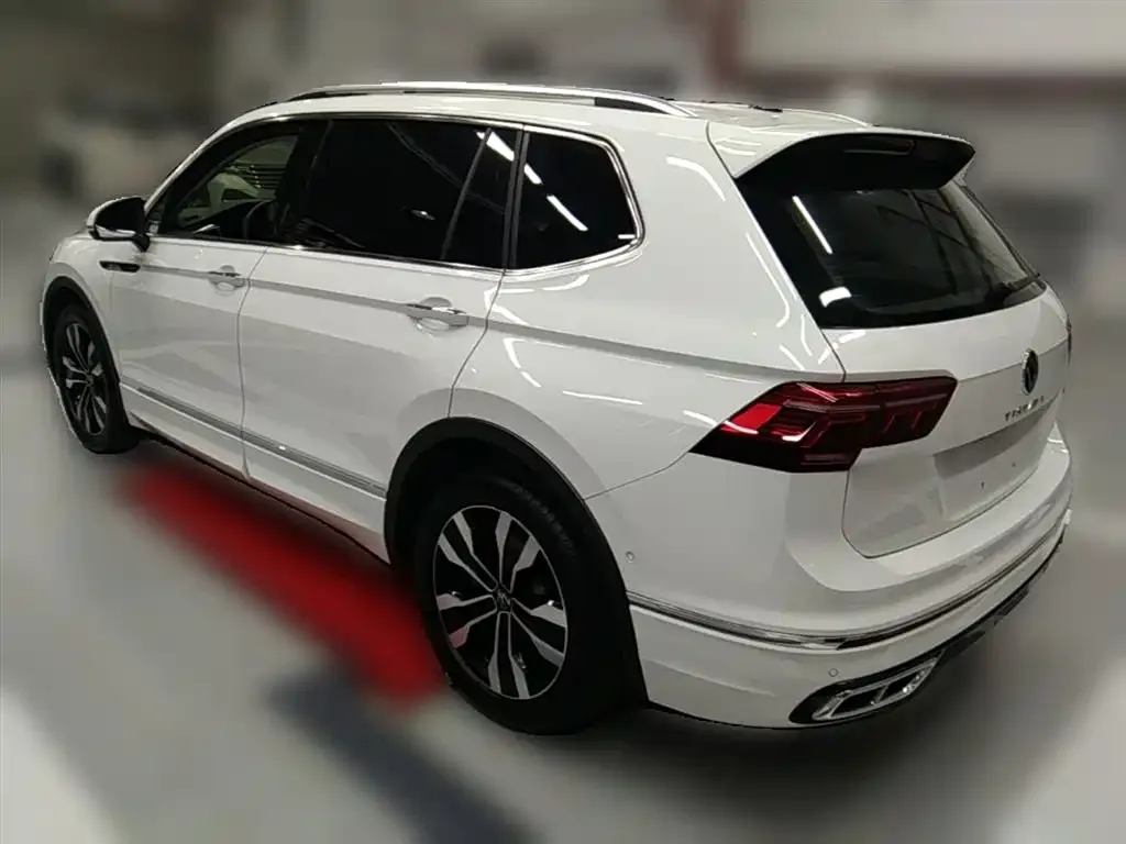 Volkswagen Tiguan L — фото 8