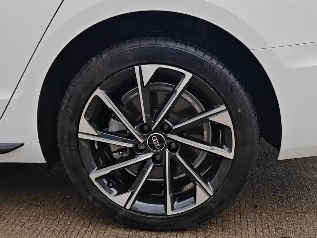 Audi A4L 2023 из CN, фото 9
