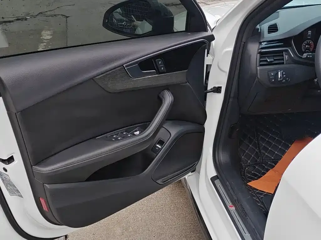 Audi A4L 2023 из CN, фото 3