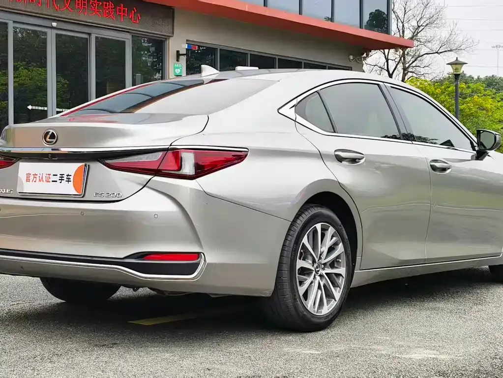 Lexus ES — фото 8