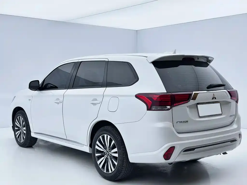 Mitsubishi Outlander — фото 8