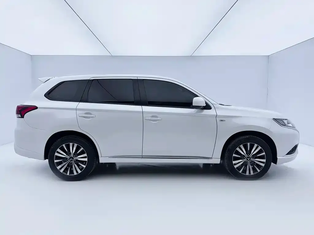 Mitsubishi Outlander — фото 4