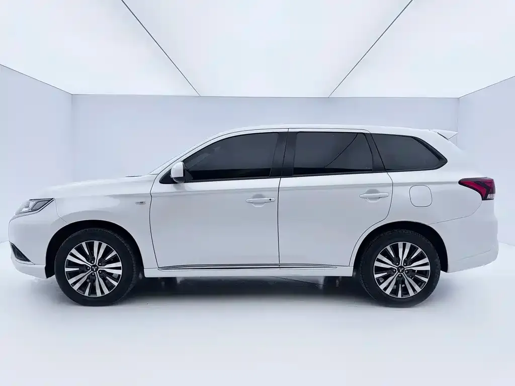 Mitsubishi Outlander — фото 7