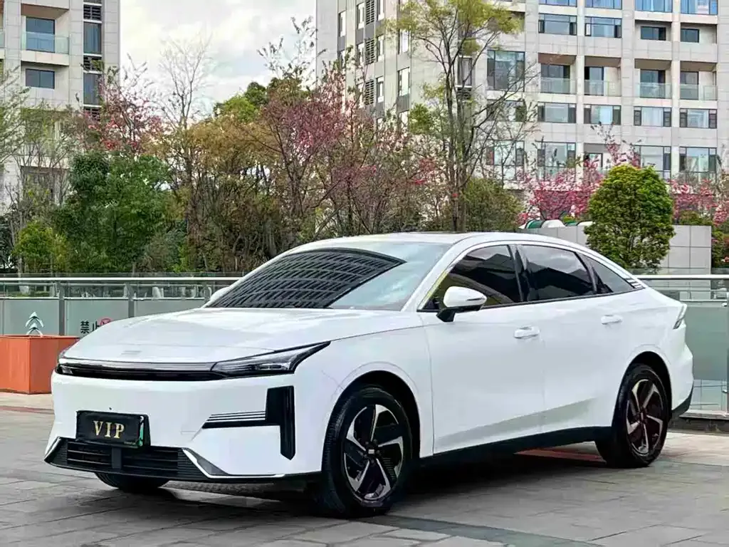 Geely Galaxy L6 — фото 1