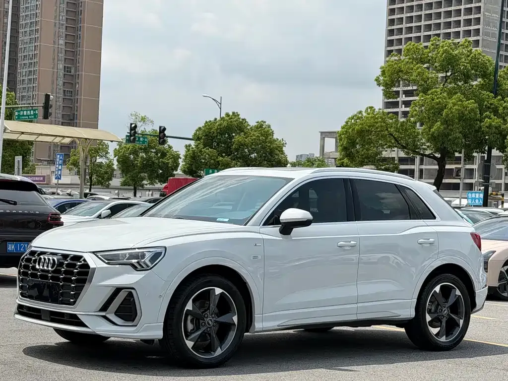 Audi Q3 — фото 1
