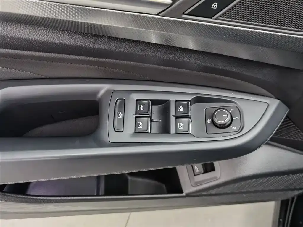 Volkswagen Passat 2023 из CN, фото 10