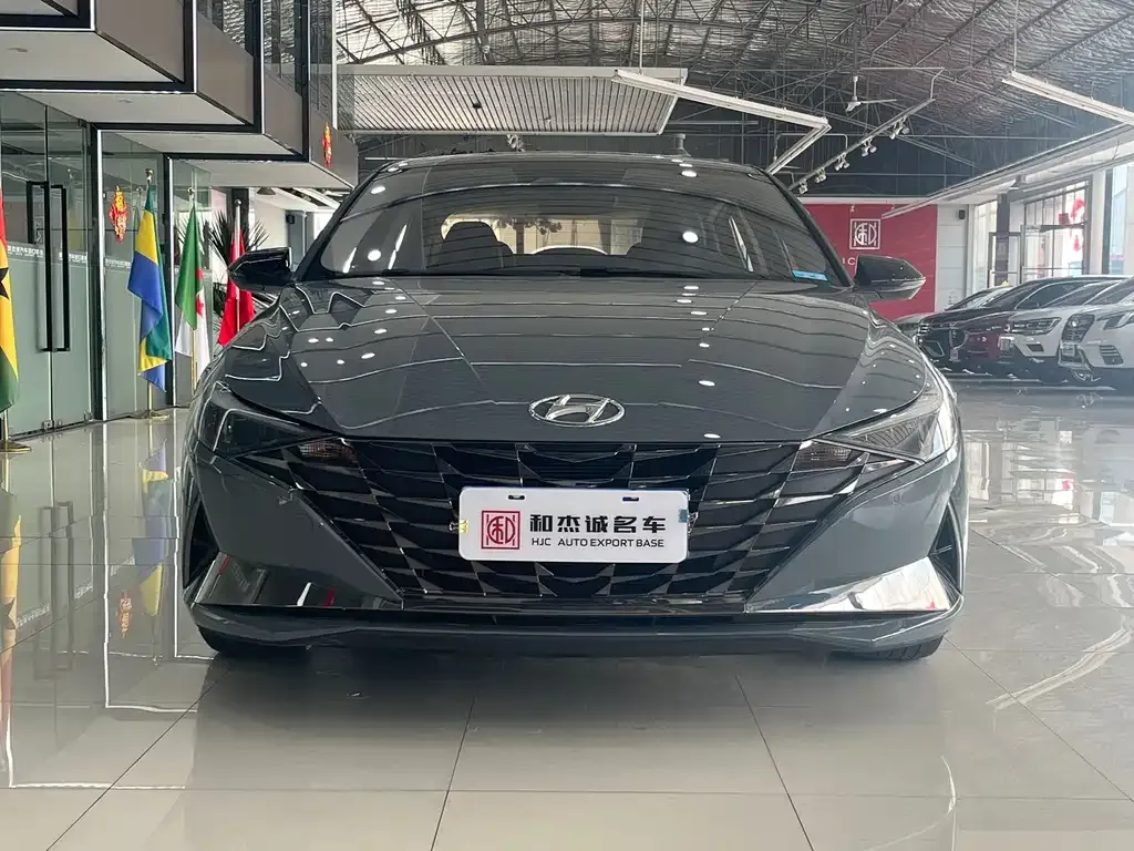 Hyundai Elantra — фото 1