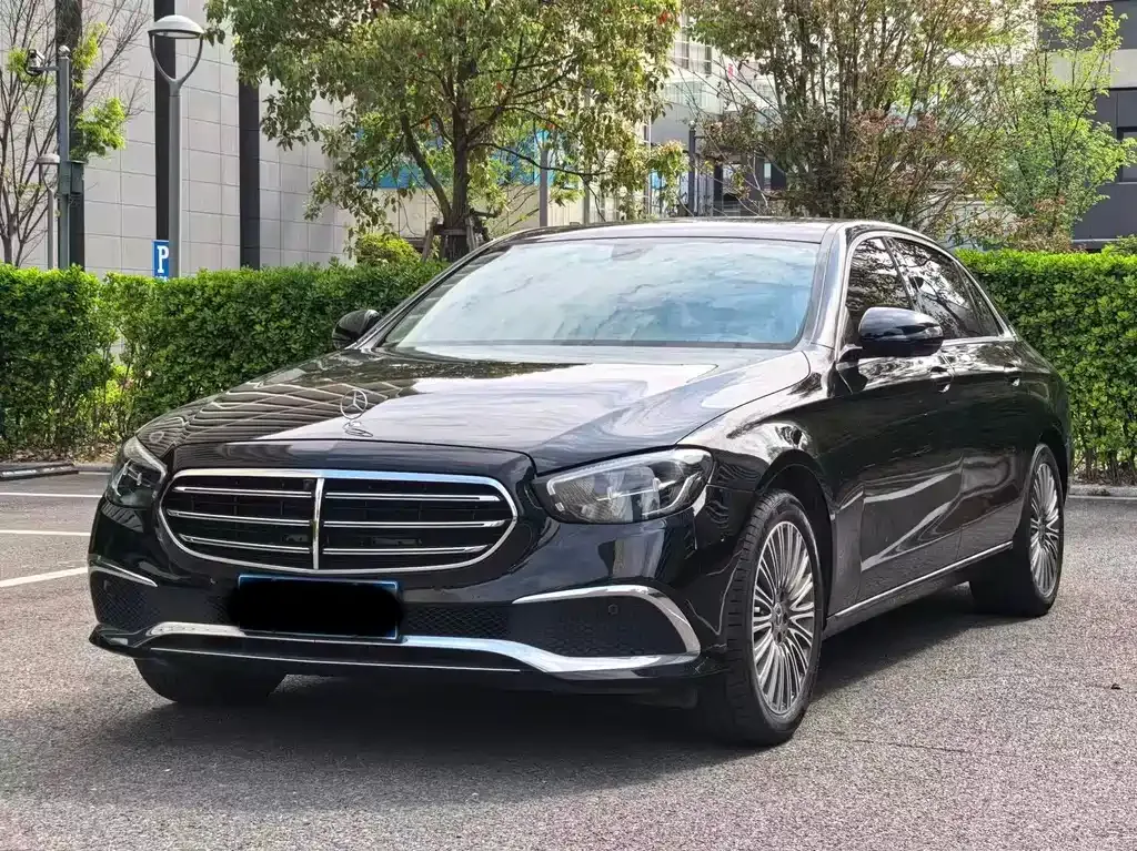 Mercedes-Benz E-Class — фото 1