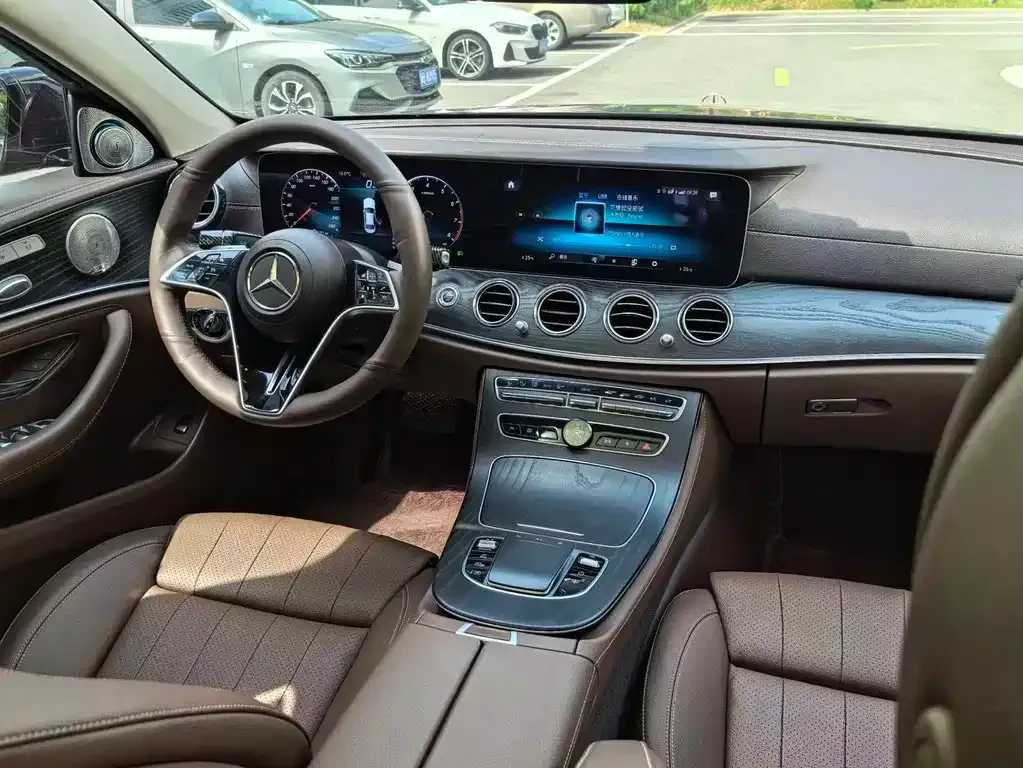 Mercedes-Benz E-Class — фото 2