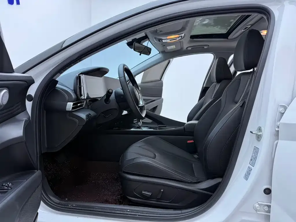 Hyundai Elantra — фото 7