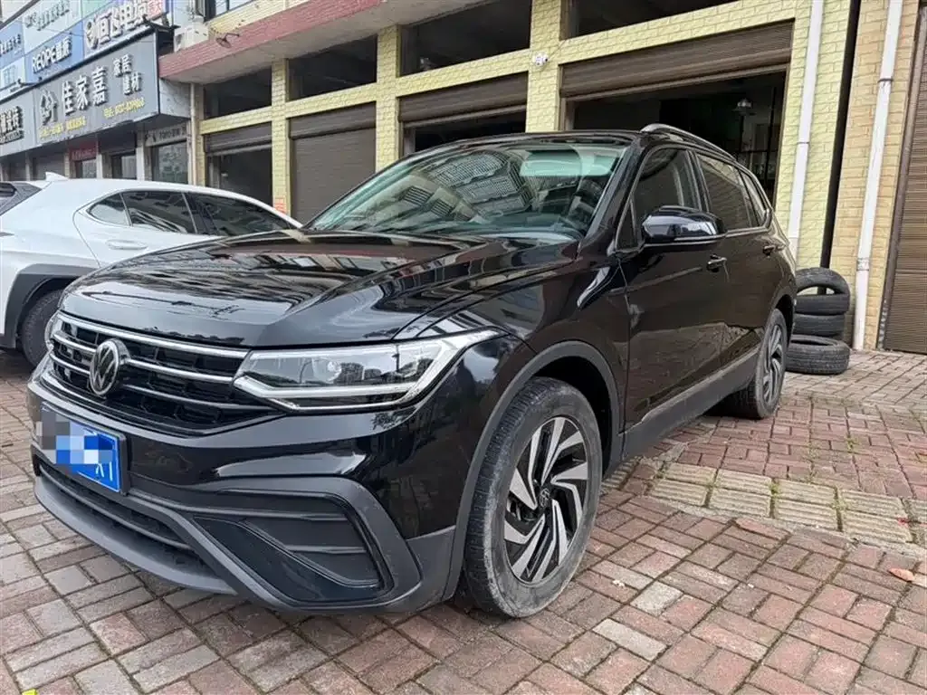Volkswagen Tiguan L — фото 1