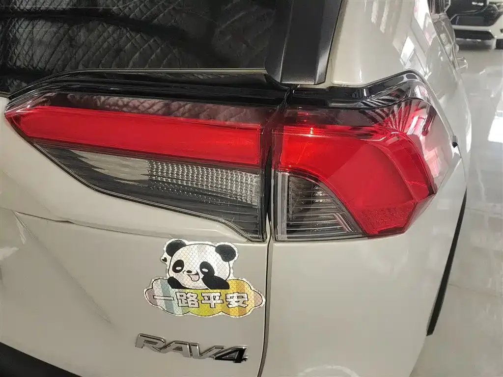 Toyota RAV4 — фото 5