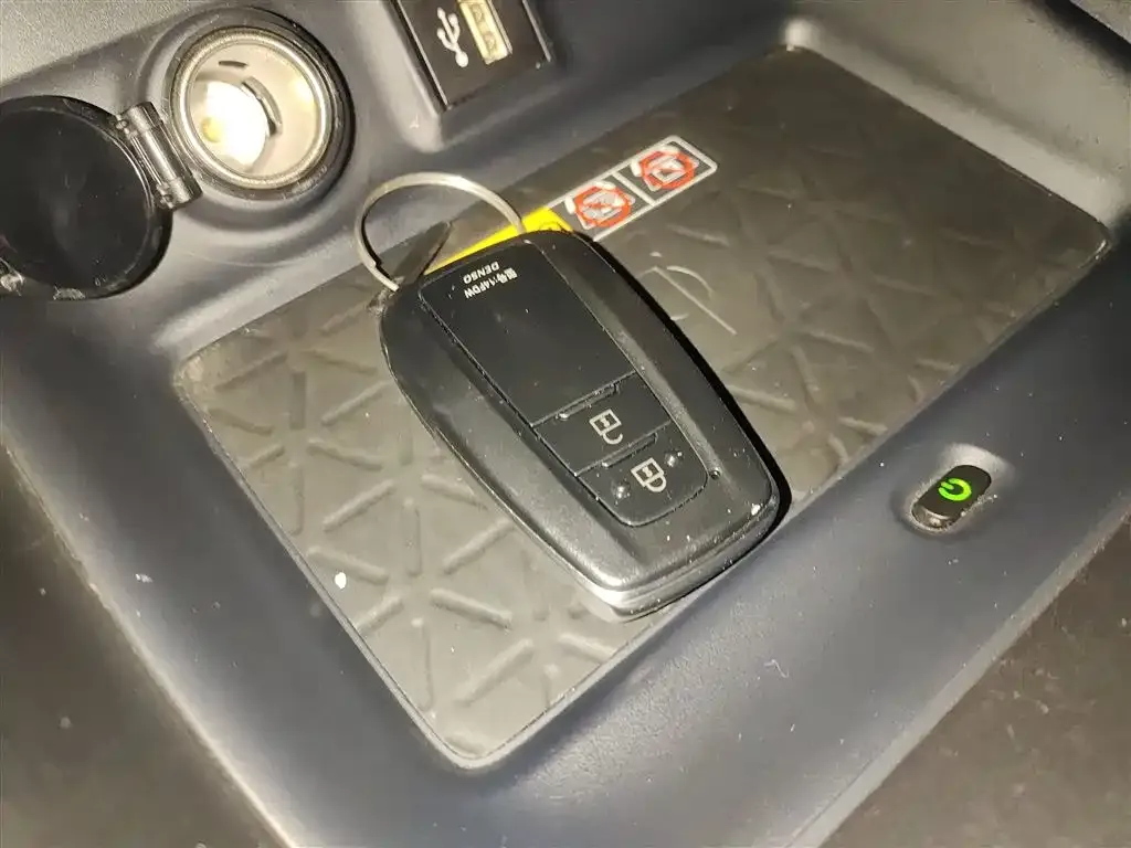 Toyota RAV4 — фото 9