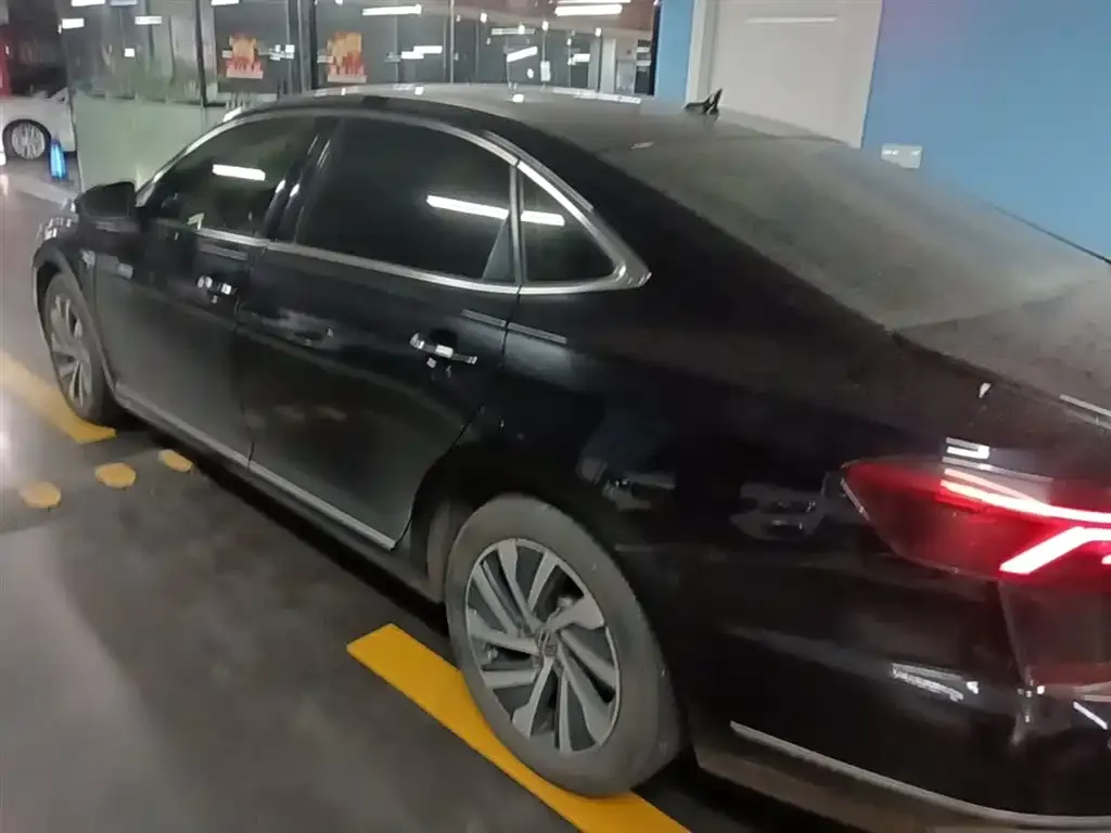 Volkswagen Passat New Energy — фото 2