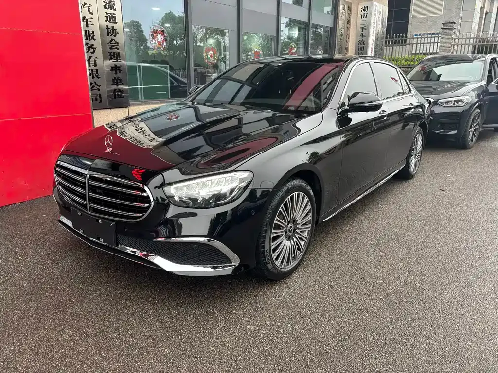 Mercedes-Benz E-Class — фото 1
