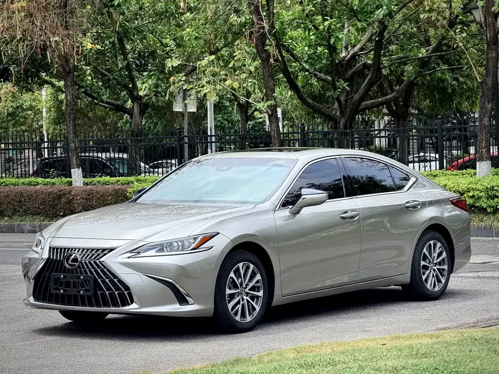 Lexus ES — фото 1