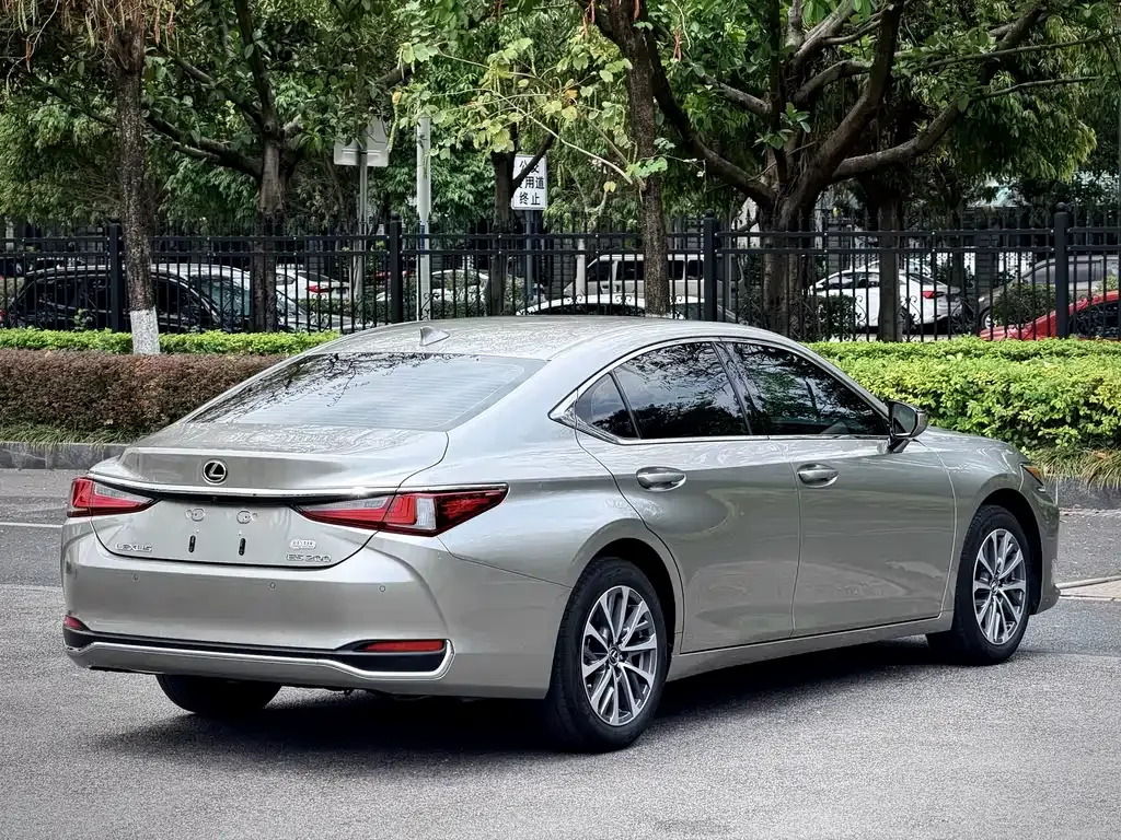 Lexus ES — фото 8