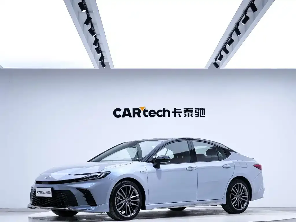 Toyota Camry — фото 1