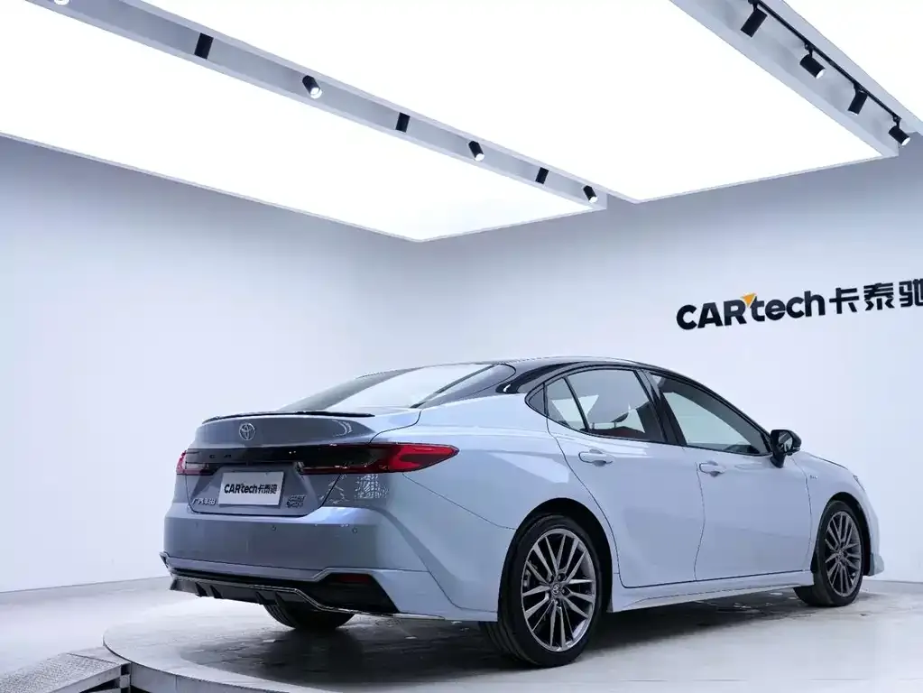 Toyota Camry — фото 9