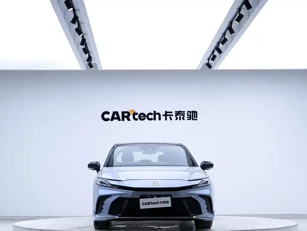 Toyota Camry — фото 10
