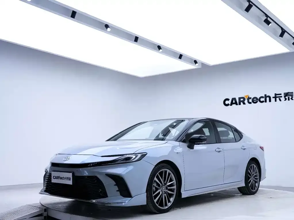 Toyota Camry — фото 2