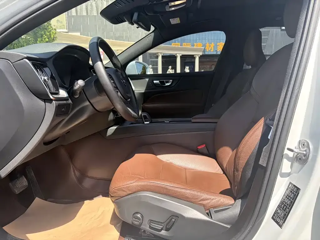 Volvo S60 2023 из CN, фото 5