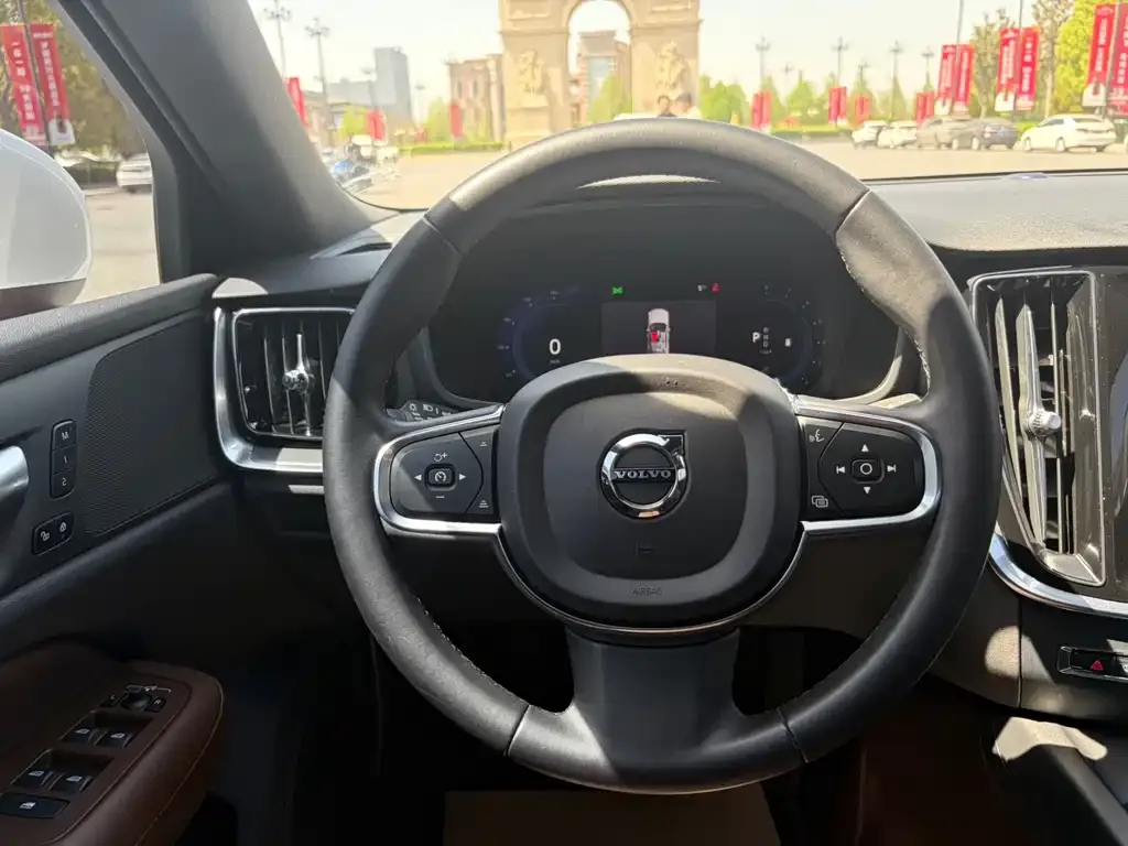 Volvo S60 2023 из CN, фото 4