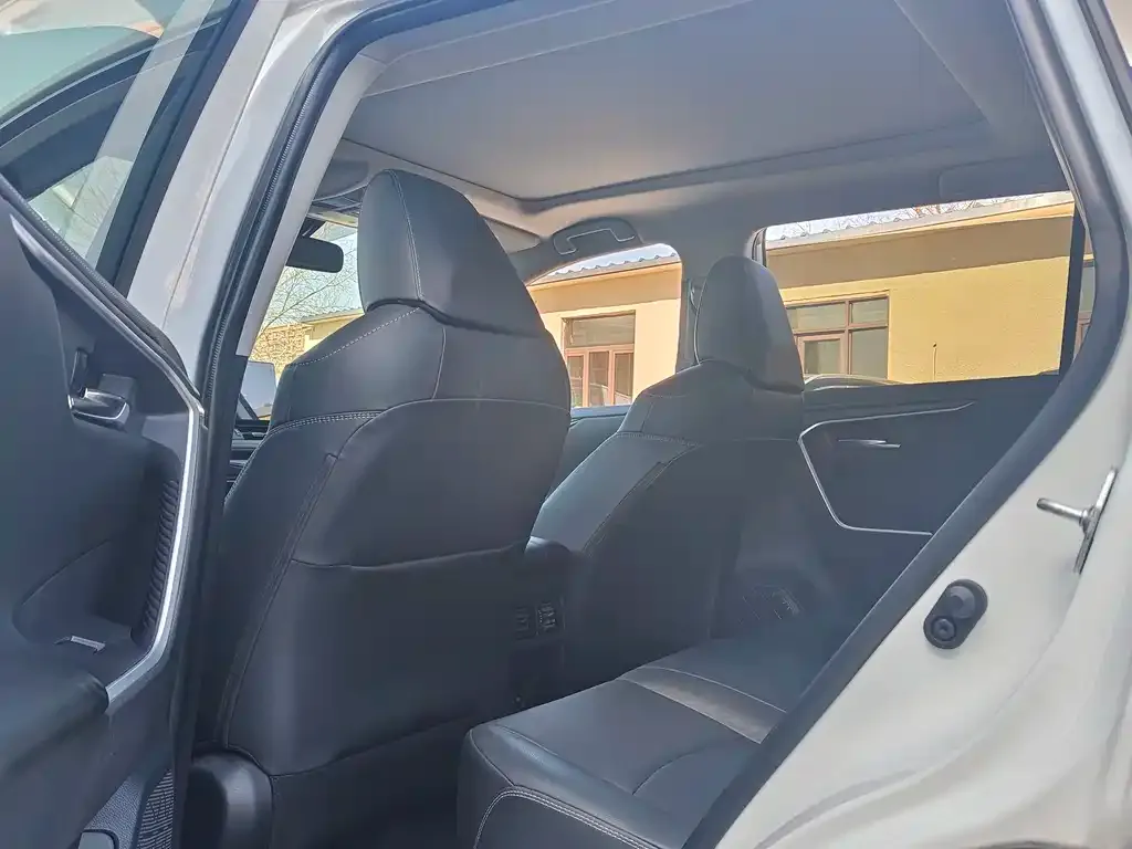Toyota RAV4 — фото 2