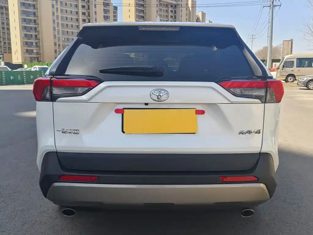 Toyota RAV4 — фото 7