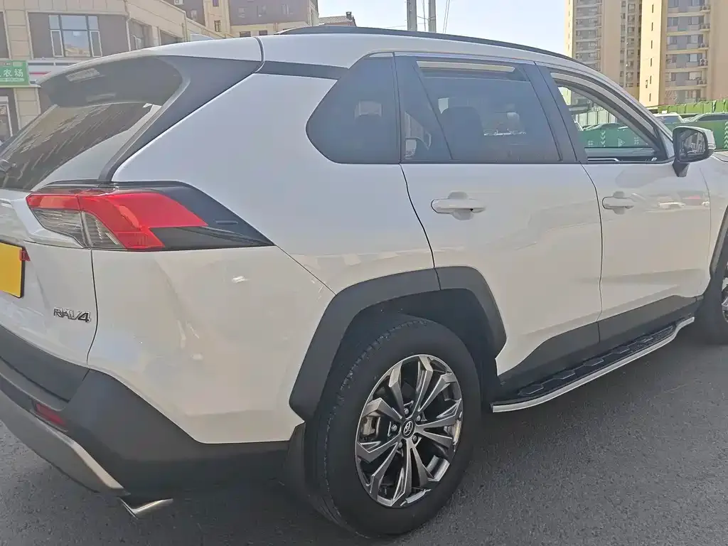 Toyota RAV4 — фото 3