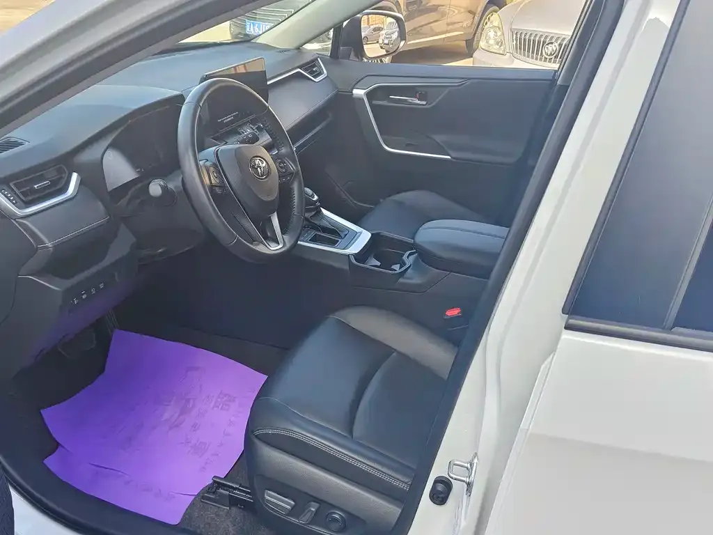 Toyota RAV4 — фото 8