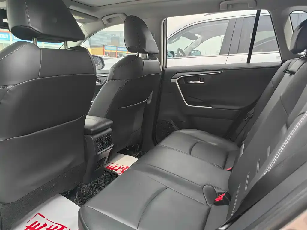 Toyota RAV4 — фото 3