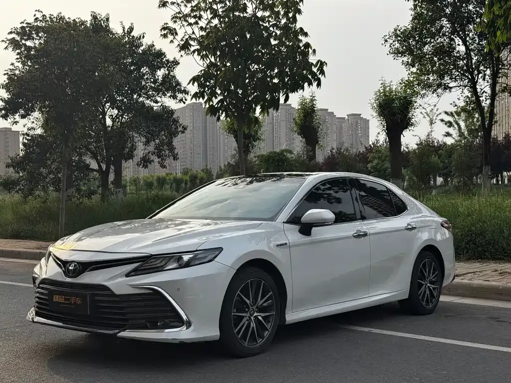 Toyota Camry — фото 1