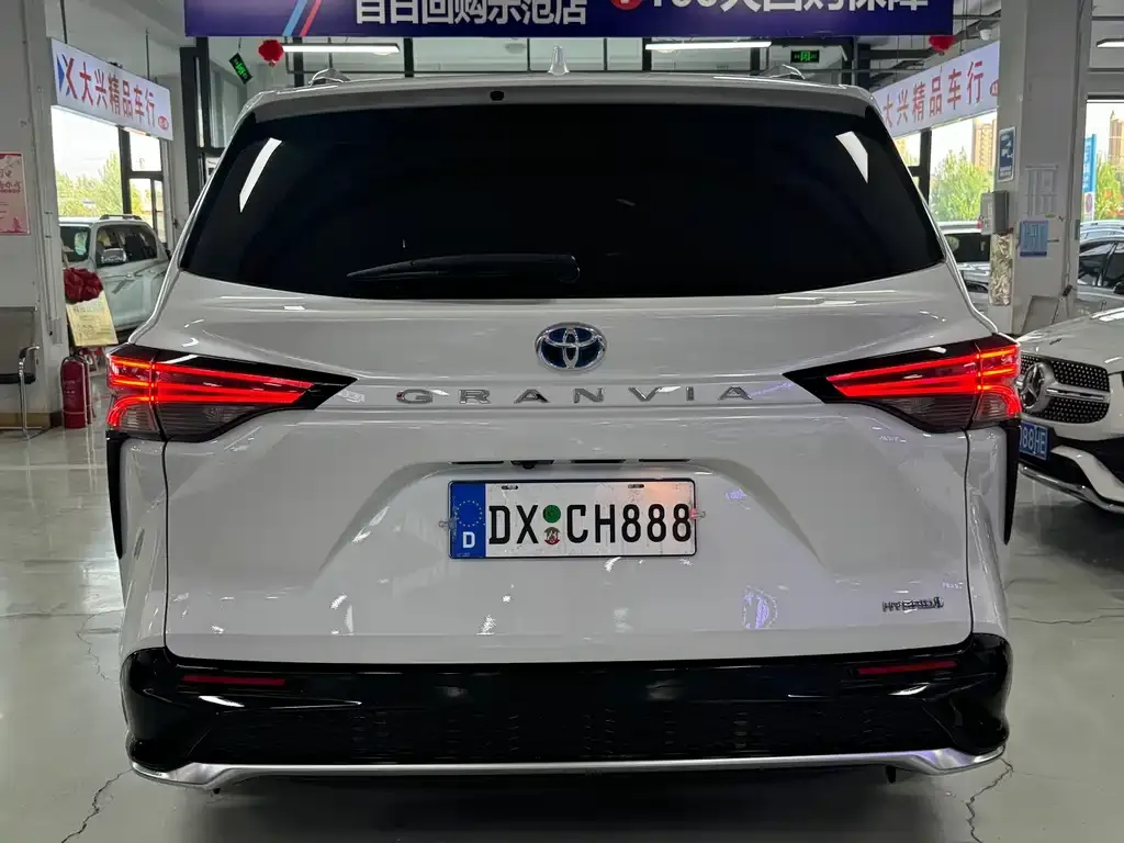 Toyota Granvia — фото 2