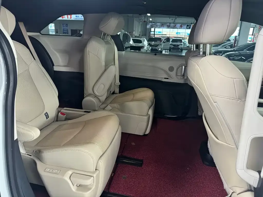 Toyota Granvia — фото 8