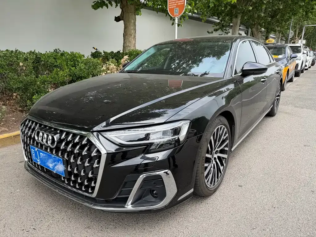Audi A8 — фото 1