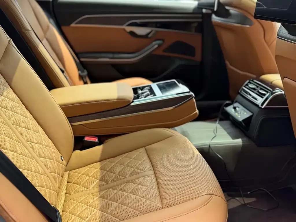 Audi A8 — фото 5