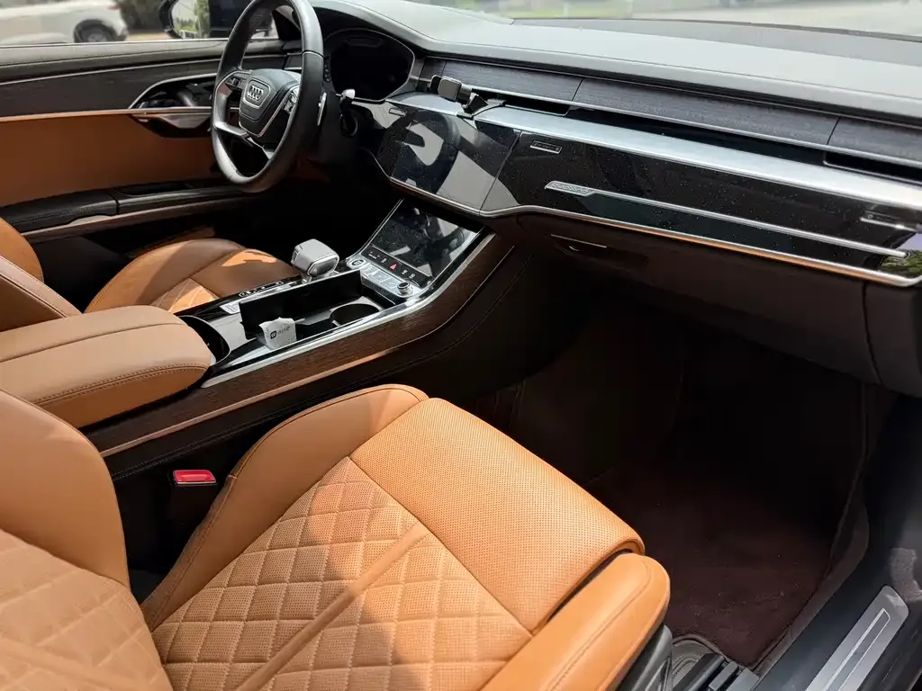 Audi A8 — фото 2