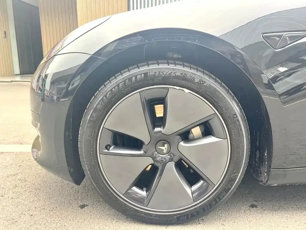 Tesla Model 3 — фото 10