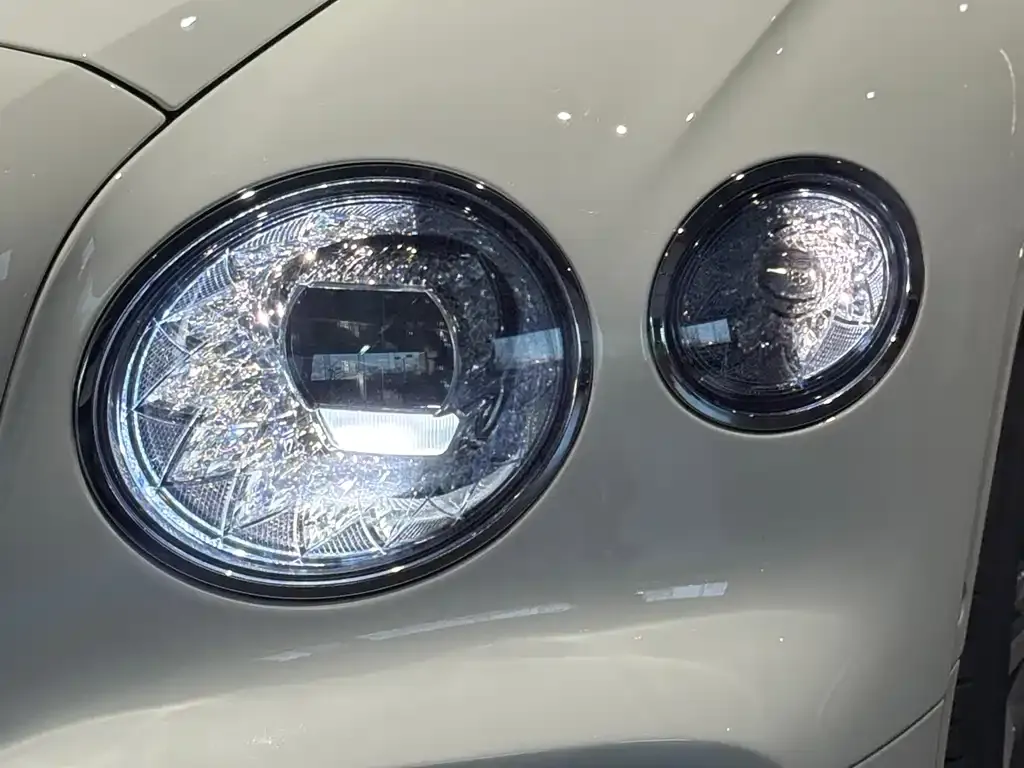 Bentley Flying Spur — фото 7