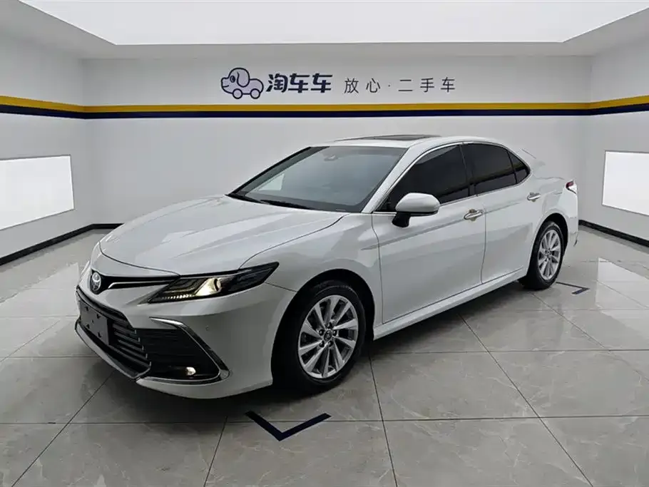 Toyota Camry — фото 1