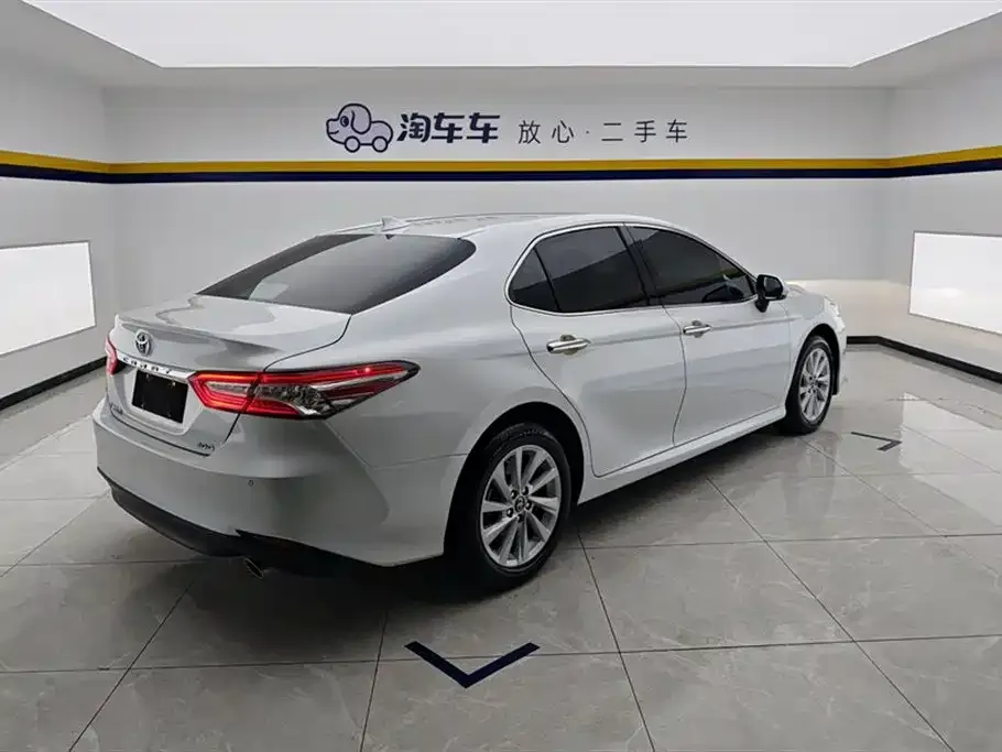 Toyota Camry — фото 6